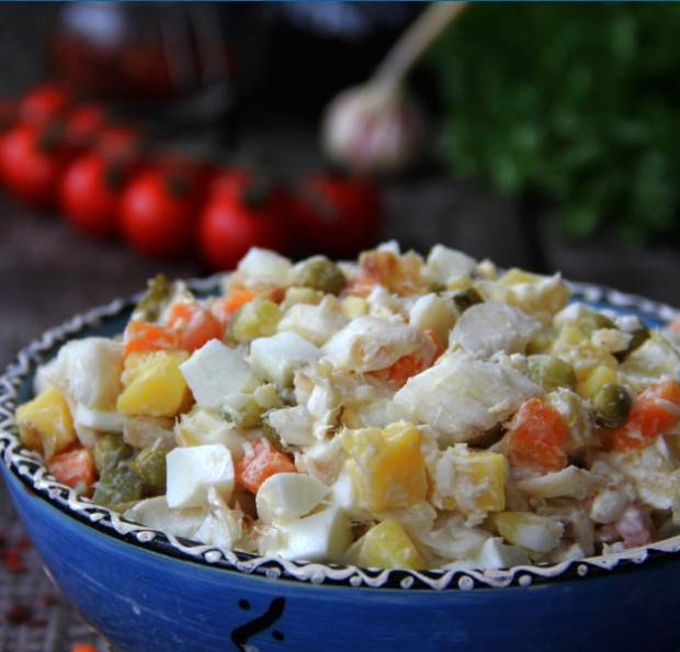Салат из вареной трески с картофелем, луком и яйцом
