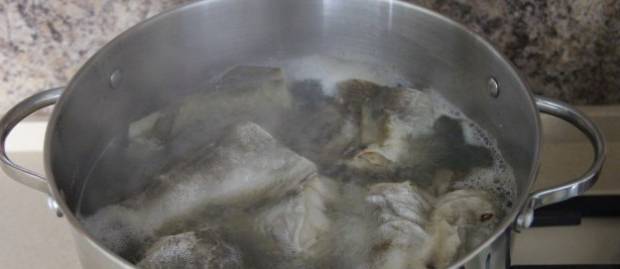 Салат из вареной трески с картофелем, луком и яйцом