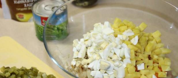 Салат из вареной трески с картофелем, луком и яйцом
