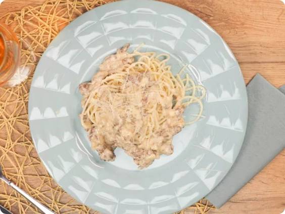 Макароны с фаршем и сливками на сковороде
