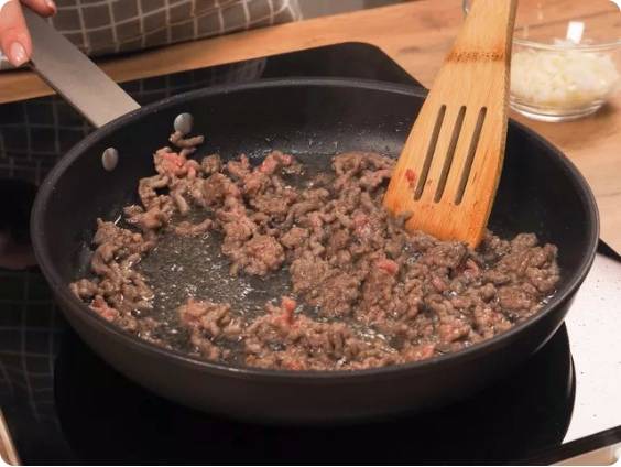 Макароны с фаршем и сливками на сковороде