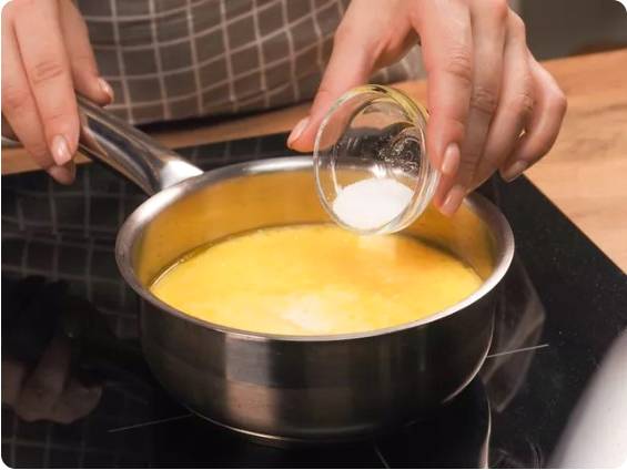 Макароны с фаршем и сливками на сковороде