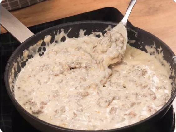 Макароны с фаршем и сливками на сковороде