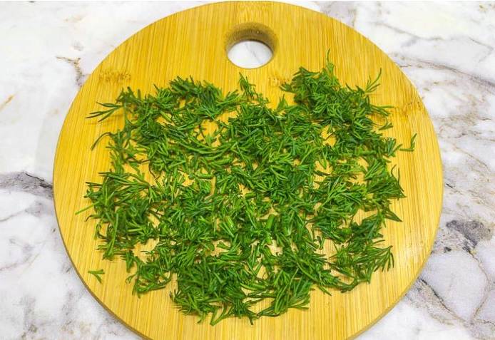 Салат из селедки с картошкой, репчатым луком и зеленым горошком
