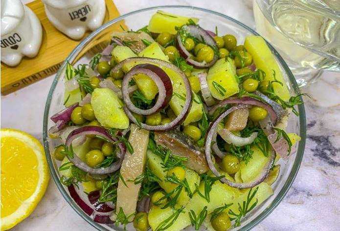 Салат из селедки с картошкой, репчатым луком и зеленым горошком