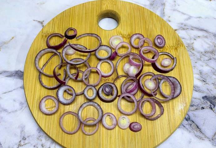 Салат из селедки с картошкой, репчатым луком и зеленым горошком