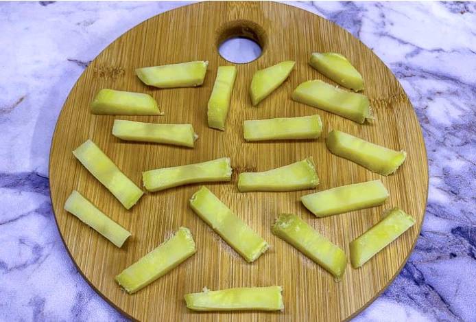 Салат из селедки с картошкой, репчатым луком и зеленым горошком