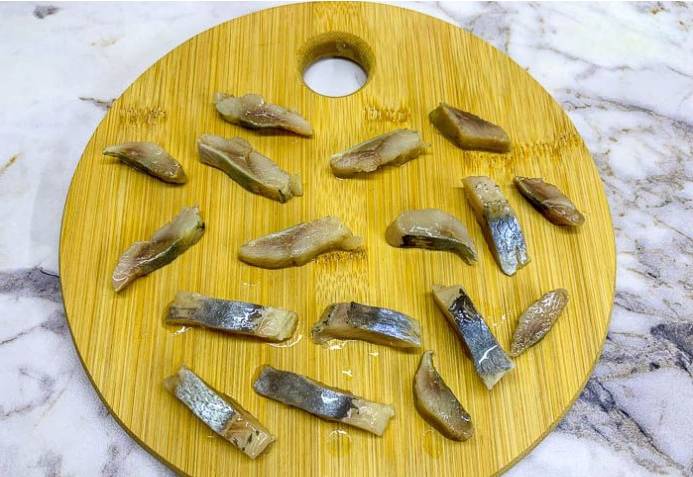 Салат из селедки с картошкой, репчатым луком и зеленым горошком