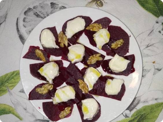 Салат из свеклы с козьим сыром