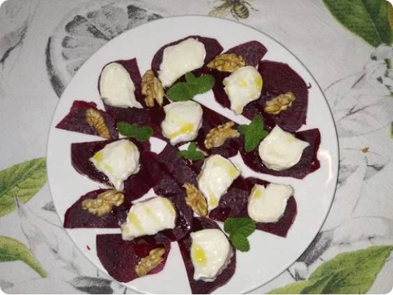 Салат из свеклы с козьим сыром