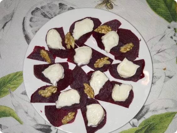 Салат из свеклы с козьим сыром