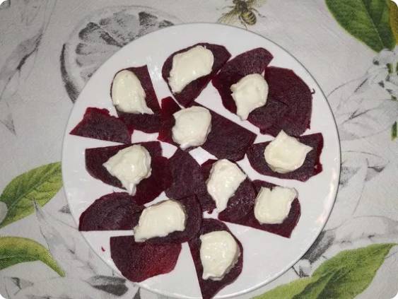 Салат из свеклы с козьим сыром