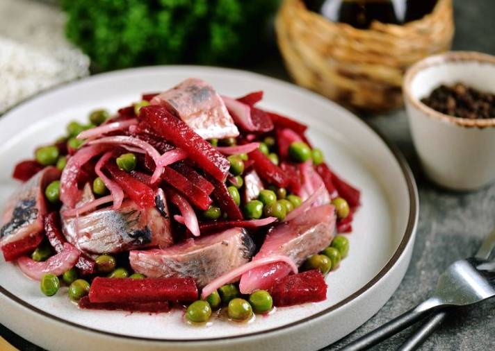 Салат из селедки, свеклы, зеленого горошка и красного лука