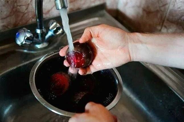 Салат из селедки, свеклы, зеленого горошка и красного лука