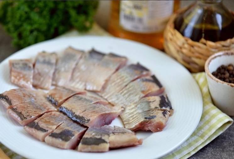 Салат из селедки, свеклы, зеленого горошка и красного лука