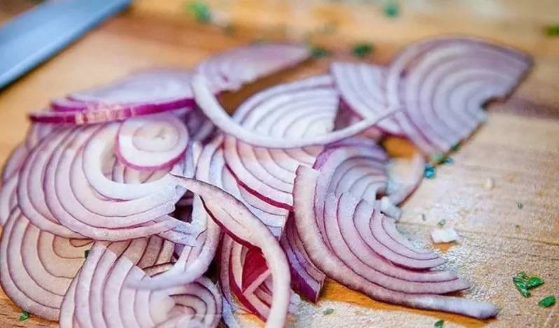 Салат из селедки, свеклы, зеленого горошка и красного лука