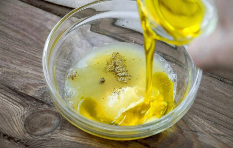 Салат из селедки, свеклы, зеленого горошка и красного лука