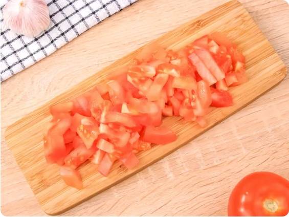 Макароны с фаршем в томатном соусе на сковороде