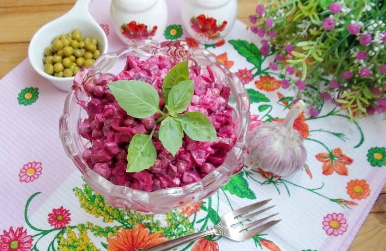 Салат из свеклы с зеленым горошком