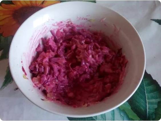 Салат из свеклы с жареным луком и соленым огурцом