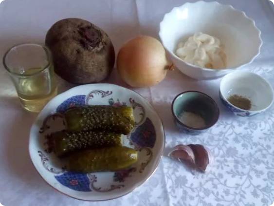 Салат из свеклы с жареным луком и соленым огурцом