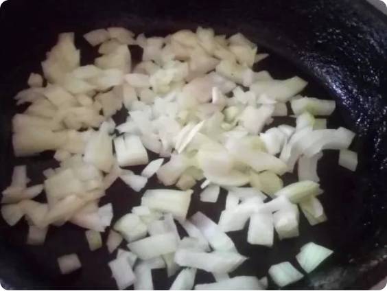 Салат из свеклы с жареным луком и соленым огурцом