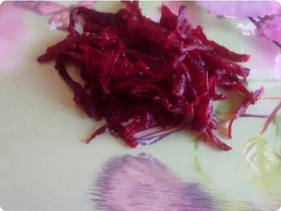 Салат из свеклы с жареным луком и соленым огурцом