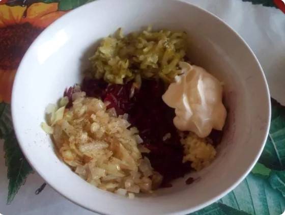 Салат из свеклы с жареным луком и соленым огурцом