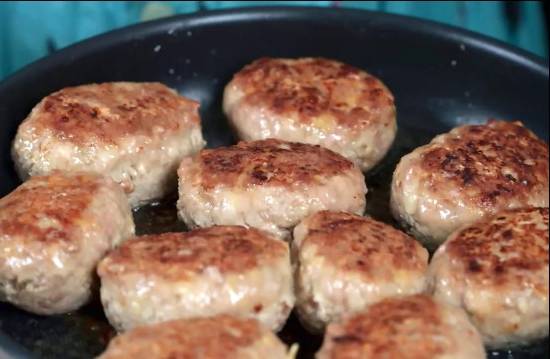 Котлеты из фарша с картошкой