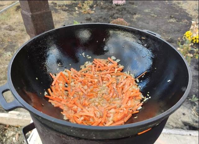 Макароны в казане на костре