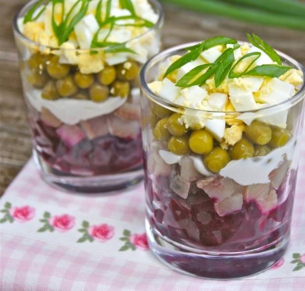 Салат из сельди и свеклы с зеленым горошком