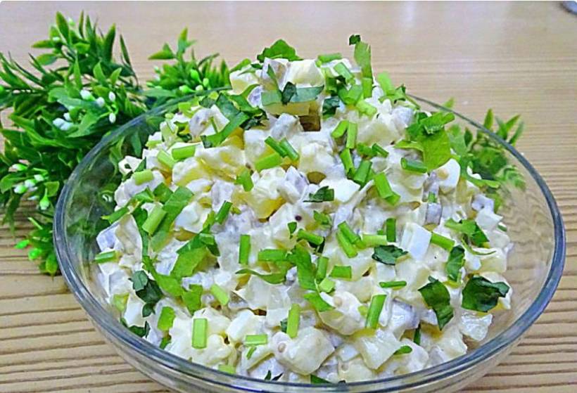 Салат из селедки с картошкой и солеными огурцами