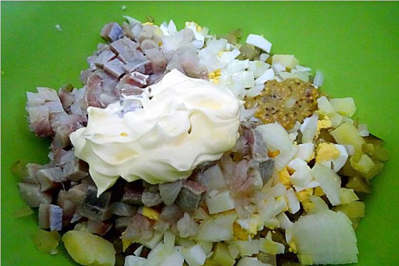 Салат из селедки с картошкой и солеными огурцами
