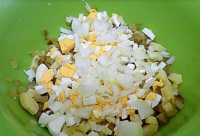 Салат из селедки с картошкой и солеными огурцами