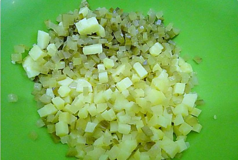 Салат из селедки с картошкой и солеными огурцами