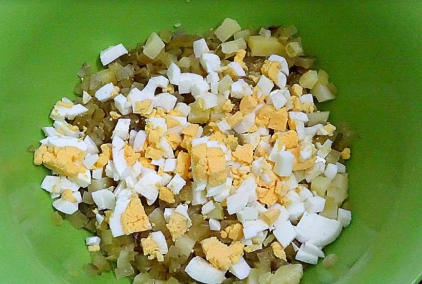 Салат из селедки с картошкой и солеными огурцами