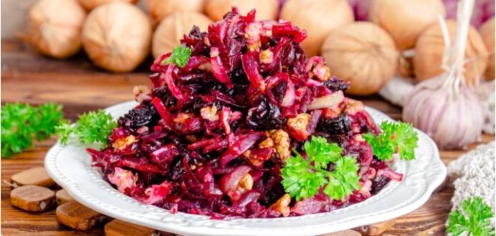 Салат из свеклы с черносливом, грецкими орехами и сыром