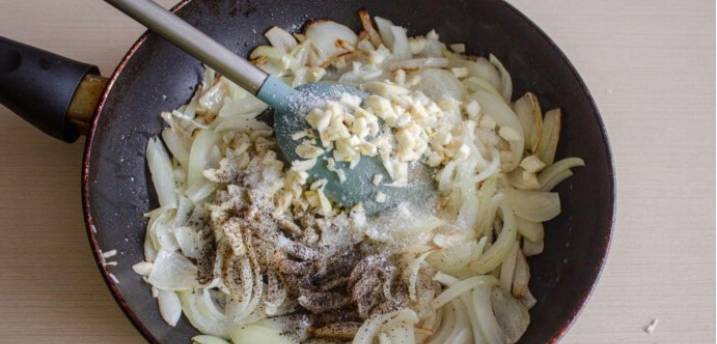 Салат из свеклы с черносливом, грецкими орехами и сыром