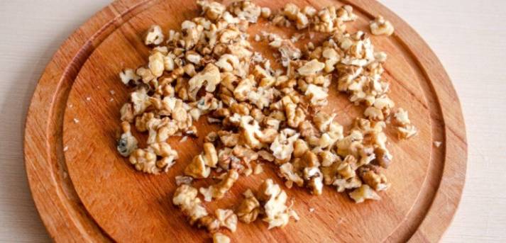 Салат из свеклы с черносливом, грецкими орехами и сыром