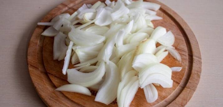Салат из свеклы с черносливом, грецкими орехами и сыром