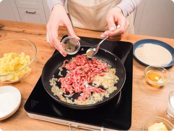 Картофельные котлеты с фаршем на сковороде