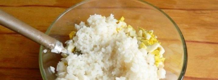 Салат из консервированной скумбрии с рисом