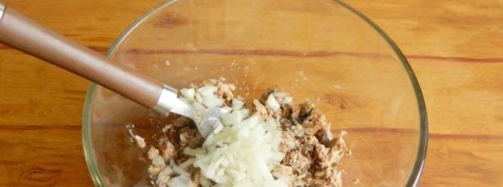 Салат из консервированной скумбрии с рисом