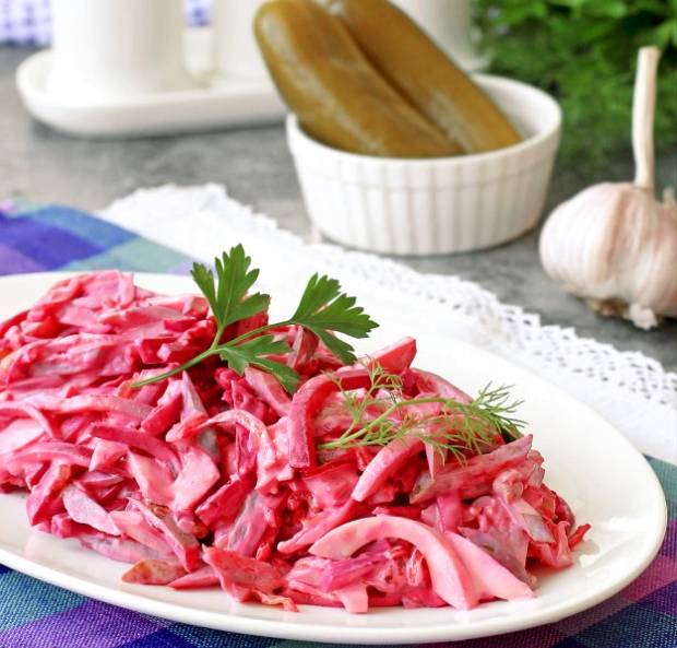 Салат из свеклы с солеными огурцами, яйцами и жареным луком