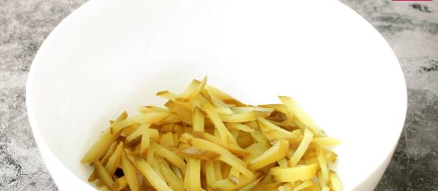 Салат из свеклы с солеными огурцами, яйцами и жареным луком