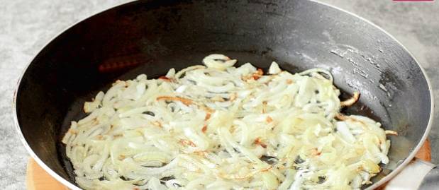 Салат из свеклы с солеными огурцами, яйцами и жареным луком