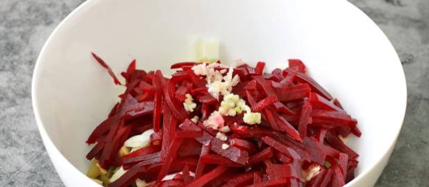 Салат из свеклы с солеными огурцами, яйцами и жареным луком