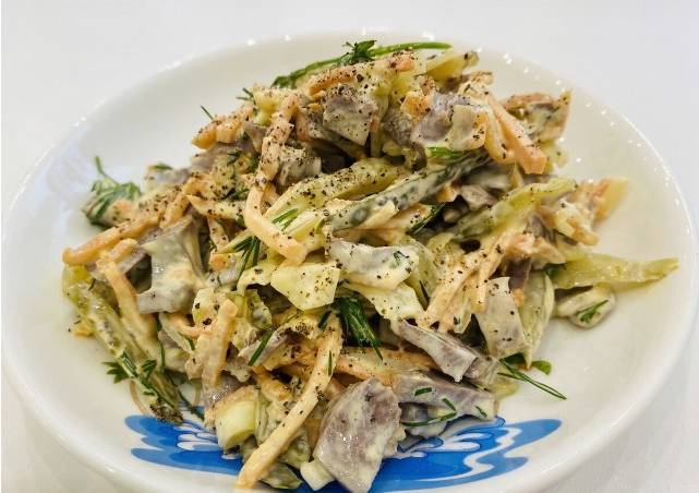 Салат из говяжьего сердца с соленым огурцом, морковью и луком