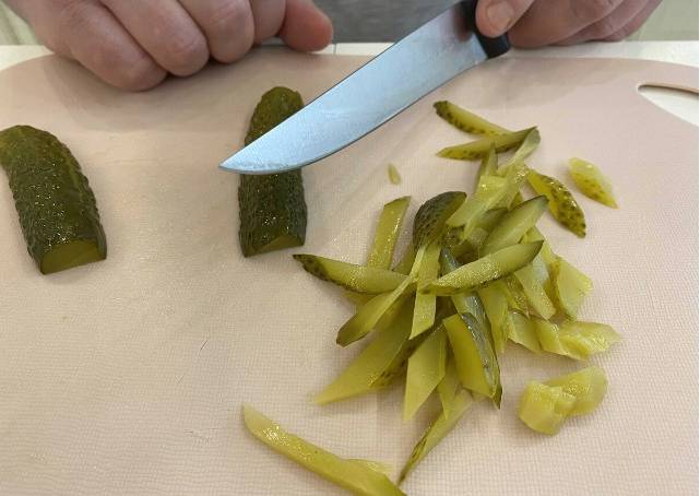 Салат из говяжьего сердца с соленым огурцом, морковью и луком