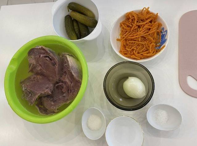 Салат из говяжьего сердца с соленым огурцом, морковью и луком